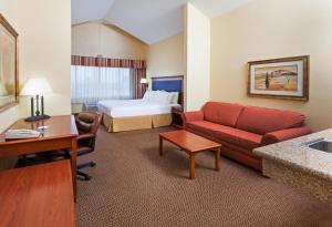 Postel nebo postele na pokoji v ubytování Holiday Inn Express & Suites - Laredo-Event Center Area by IHG + 37 fotografií