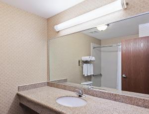 Koupelna v ubytování Holiday Inn Express & Suites - Laredo-Event Center Area by IHG