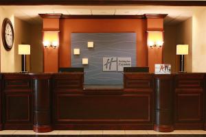 een lobby met een groot scherm in een hotelkamer bij Holiday Inn Express - Spring Hill FLORIDA, an IHG Hotel in Spring Hill