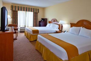 um quarto de hotel com duas camas e uma televisão de ecrã plano em Holiday Inn Express - Spring Hill FLORIDA, an IHG Hotel em Spring Hill