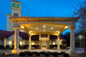 un grand bâtiment avec une arche devant lui dans l'établissement La Quinta by Wyndham Greenville Haywood, à Greenville