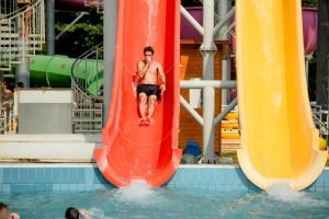 Bazén v ubytovaní Boni Családi Wellness Hotel alebo v jeho blízkosti
