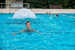 Bazén v ubytovaní Boni Családi Wellness Hotel alebo v jeho blízkosti