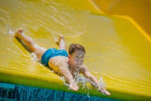 Bazén v ubytovaní Boni Családi Wellness Hotel alebo v jeho blízkosti