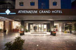 um lobby de um grande hotel com pessoas andando nele em Athenaeum Grand Hotel em Atenas