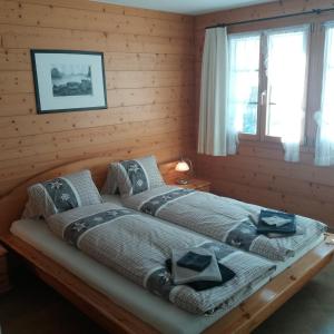 Ein Bett oder Betten in einem Zimmer der Unterkunft Chalet uf em Stutz 2