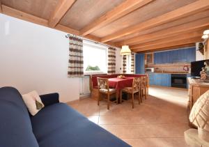 un salon avec un canapé bleu et une table dans l'établissement Villa Mirabell, à Cavalese