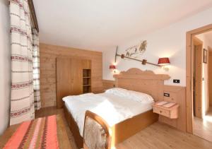 une chambre avec un grand lit dans une pièce dans l'établissement Villa Mirabell, à Cavalese