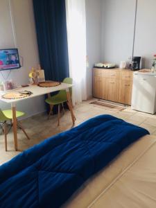 A kitchen or kitchenette at Traditional House “AVLI”
