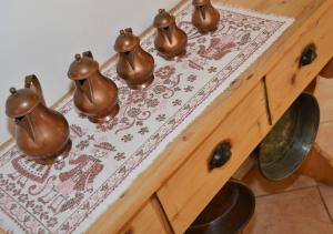 カヴァレーゼにあるVilla Mirabellの四羽のカモが置かれたテーブル