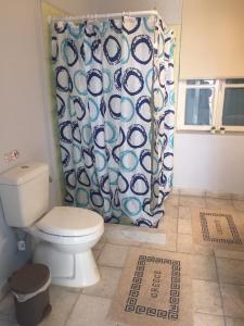 A bathroom at Traditional House “AVLI”