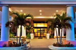 eine Lobby mit Palmen vor einem Gebäude in der Unterkunft Holiday Inn Express Lake Okeechobee, an IHG Hotel in Okeechobee