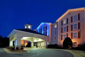 un hotel con un edificio con una torre de reloj en Holiday Inn Express Hotel & Suites Conover - Hickory Area, an IHG Hotel, en Conover