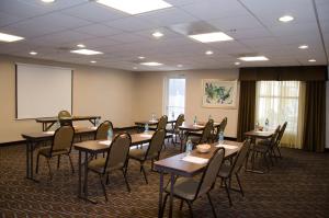 une salle de conférence avec des tables et des chaises et un tableau blanc dans l'établissement Holiday Inn Express Hotel & Suites - Concord by IHG, à Kannapolis 35 autres photos