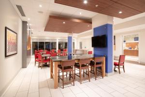 Restoran ili neka druga zalogajnica u objektu Holiday Inn Express & Suites - Sterling, an IHG Hotel