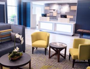 un vestíbulo con sillas y mesas y una sala de espera en Holiday Inn Express Hotel & Suites Conover - Hickory Area, an IHG Hotel, en Conover