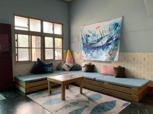 uma sala de estar com um sofá e uma mesa em 琉浪潛水背包客棧 Drift Diving Hostel em Xiaoliuqiu
