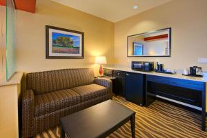 Posezení v ubytování Holiday Inn Express & Suites Cotulla by IHG