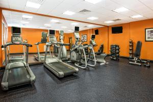 Fitness centrum a/nebo fitness zařízení v ubytování Holiday Inn Express & Suites Cotulla by IHG