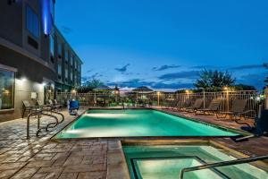 - une piscine au milieu d'un bâtiment dans l'établissement Holiday Inn Express & Suites Cotulla, an IHG Hotel, à Cotulla
