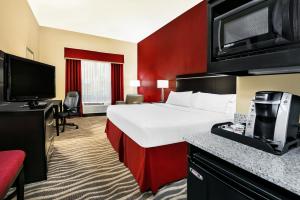 Kuchyň nebo kuchyňský kout v ubytování Holiday Inn Express & Suites Cotulla by IHG