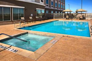 Bazén v ubytování Holiday Inn Express & Suites Cotulla by IHG nebo v jeho okolí