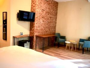 TV a/nebo společenská místnost v ubytování Maravilloso Hotel Pera