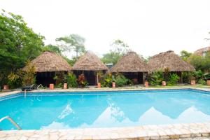 Hotel Tikal Inn内部或周边的泳池