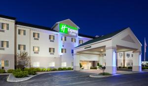 una imagen de un hotel por la noche en Holiday Inn Express Hotel and Suites Stevens Point, an IHG Hotel, en Stevens Point
