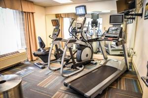einen Fitnessraum mit Kardiogeräten in einem Hotelzimmer in der Unterkunft Holiday Inn Express Hotel & Suites - Concord, an IHG Hotel in Kannapolis