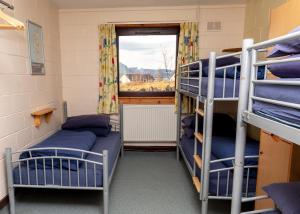 Ένα ή περισσότερα κρεβάτια σε δωμάτιο στο Torridon Youth Hostel