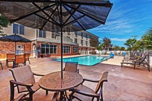 Piscine de l'établissement Holiday Inn Express Hotel & Suites Eagle Pass, an IHG Hotel ou située à proximité