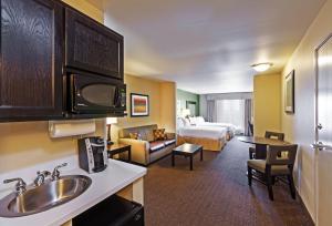 Dapur atau dapur kecil di Holiday Inn Express Hotel & Suites Eagle Pass, an IHG Hotel