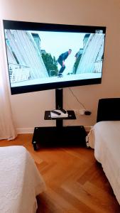 Letizia Apartment في كروتوني: تلفزيون بشاشة مسطحة على جدار في غرفة النوم