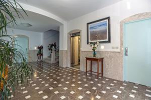 - un hall avec un couloir fleuri sur une table dans l'établissement Residence Alexander, à San Benedetto del Tronto