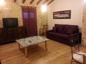 a living room with a couch and a coffee table at CASA DEL LLAVADOR Vall de Guadalest in Benifató