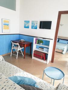 - une chambre avec un bureau, une table, une table et des chaises dans l'établissement Appartamenti Azzurro Smeraldo, à Sestri Levante