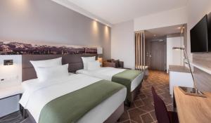 慕尼黑的住宿－慕尼黑市東區假日酒店，酒店客房设有两张床和电视。