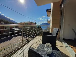 un balcón con 2 sillas y un jarrón. en Lake View Apartment, en Malcesine