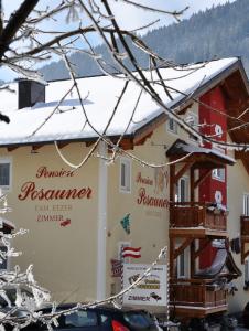 um edifício com neve no telhado em Pension Posauner em Dorfgastein