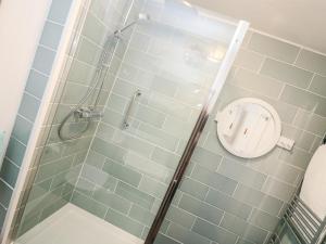 ein Badezimmer mit Dusche und Toilette in der Unterkunft Rosa Cottage in Porthleven + 18 Fotos