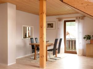 ein Esszimmer mit einem Holztisch und Stühlen in der Unterkunft Ferienwohnung im Kupferhammer in Titisee-Neustadt