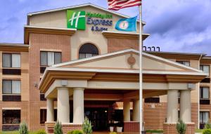 un bâtiment doté d'un drapeau devant lui dans l'établissement Holiday Inn Express Hotel & Suites Exmore-Eastern Shore, an IHG Hotel, à Exmore