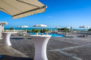 The swimming pool at or close to Villa La Perla