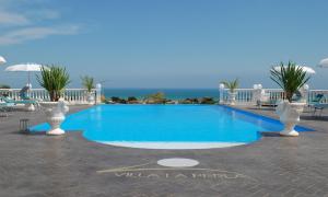 The swimming pool at or close to Villa La Perla