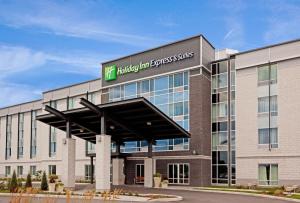 an office building with a sign on the front of it at Holiday Inn Express Hotel & Suites Saint - Hyacinthe, an IHG Hotel in Saint-Hyacinthe