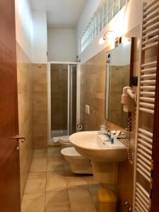 イーゾラ・デル・リーリにあるMingone Hotel Ristoranteのバスルーム(洗面台、トイレ付)
