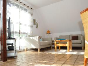 a living room with two couches and a table at La Casa Ferienwohnung Uferschwalbe in Steinberg