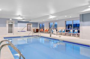 a pool in a hotel room with a swimming pool at Holiday Inn Express & Suites - Union Gap - Yakima Area, an IHG Hotel in Union Gap