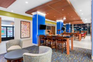 Khu vực lounge/bar tại Holiday Inn Express & Suites - Union Gap - Yakima Area, an IHG Hotel
